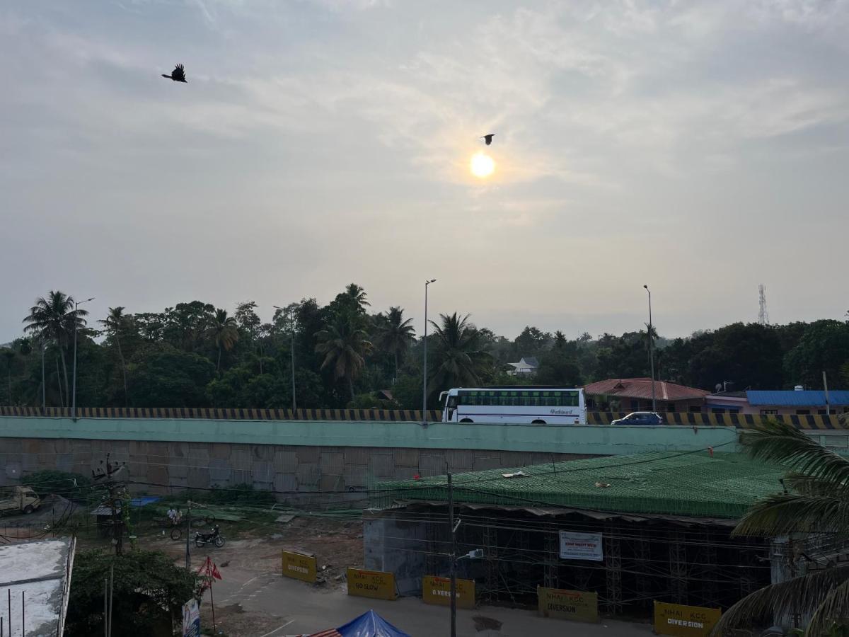 Solomon Apartments,Alappuzha Beach. Exterior photo