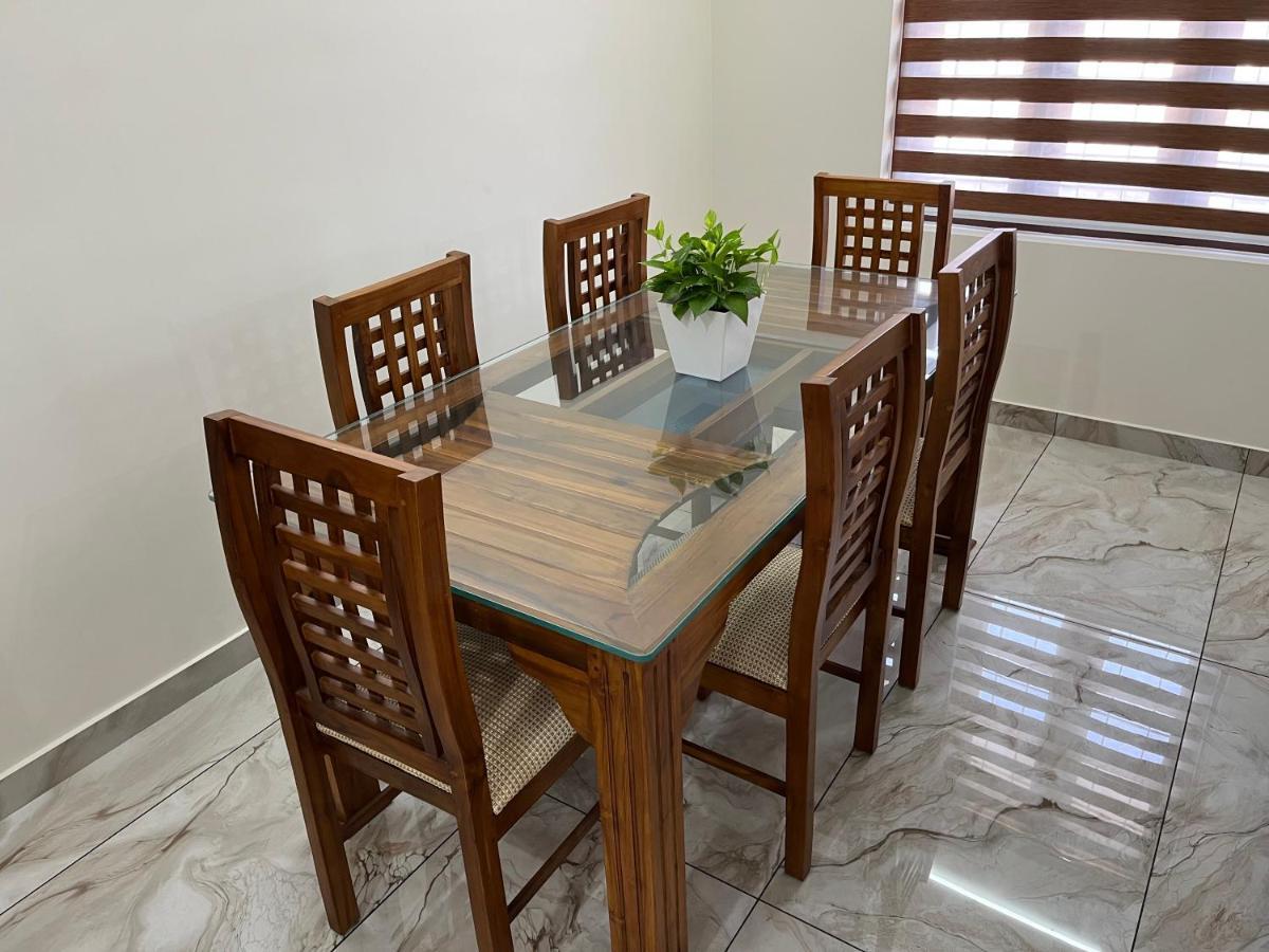 Solomon Apartments,Alappuzha Beach. Exterior photo